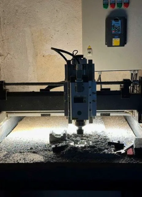 CNC-Fräse bei der Bearbeitung — Prototyping